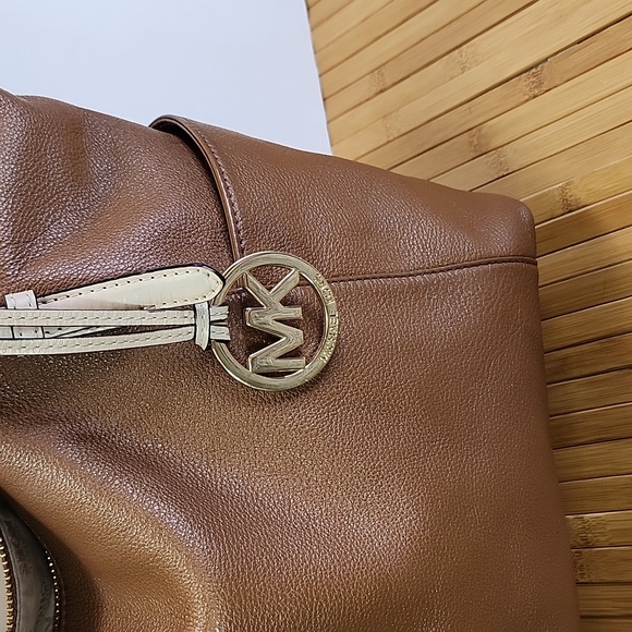 Michael Kors Jet Set Leather Tote - Picture 2 of 13